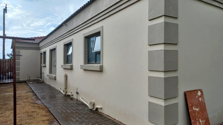 To Let 4 Bedroom Property for Rent in Mandela View Free State